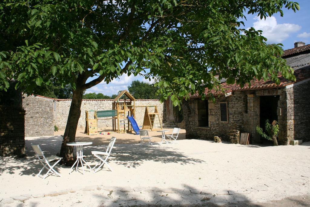 Domaine De Chantageasse Asnieres-la-Giraud Exterior photo