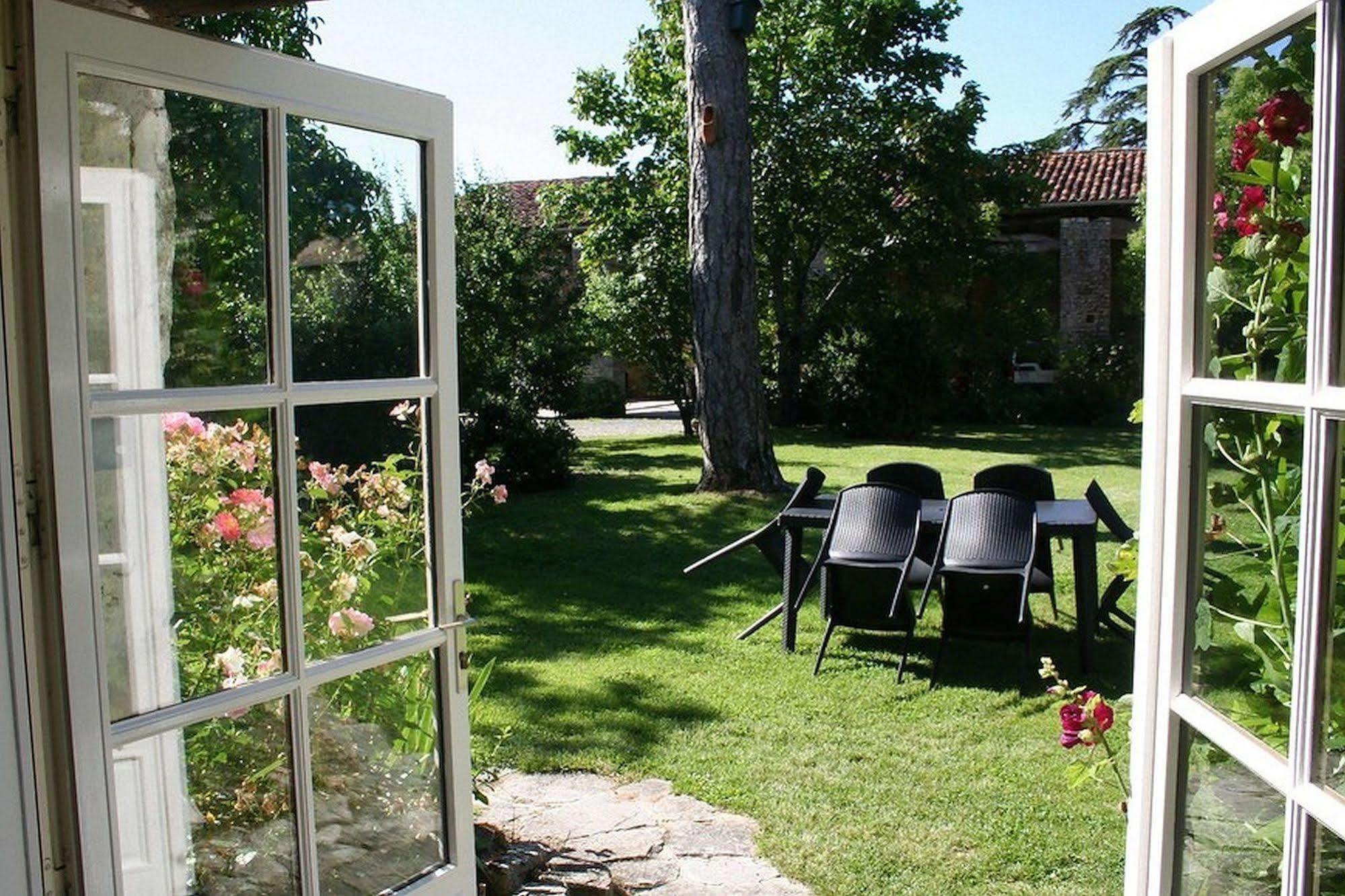 Domaine De Chantageasse Asnieres-la-Giraud Exterior photo